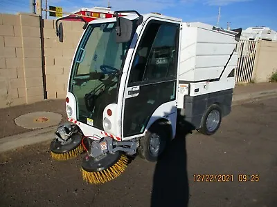 Buy Dulevo 850 Ride On Parking Lot Sweeper Diesel Green Machine Only 2900 Hrs.  • 21,500$