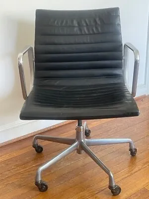 Buy 2007 Herman Miller Eames Aluminum Group Management Desk Chair Black New Arms • 495$