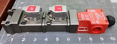 Buy Allen-Bradley Guardmaster Slamlock Trapped Key Interlock Switch Trojan 5 [B2S3#4 • 195$