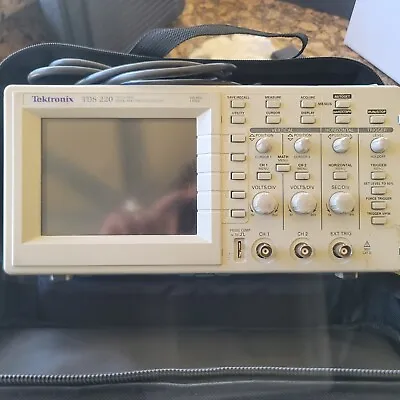 Buy Tektronix_TDS220 : 100 MHz 2 Channel Digital Oscilloscope With Case • 350$