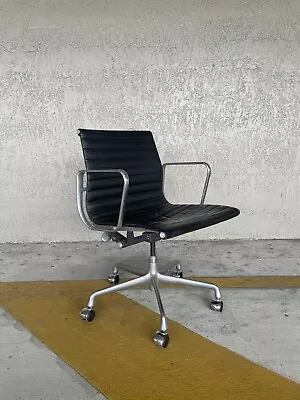Buy Herman Miller Eames Aluminum Group Management Desk Chair In Black Leather • 900$