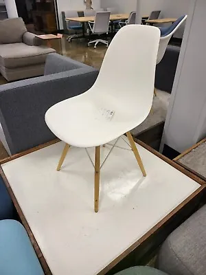 Buy Herman Miller Eames White Plastic Side Chair • 390$